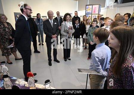 Karlskrona, Schweden. 20. April 2023. Schwedens König Carl XVI Gustaf und Königin Silvia im Blekinge Museum während des königlichen Besuchs in Blekinge County am 20. April 2023 anlässlich des 50. Jubiläums des Königs. Foto: Johan Nilsson/TT Code 50090 Kredit: TT News Agency/Alamy Live News Stockfoto