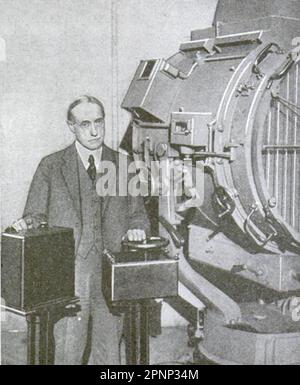 Elmer Ambrose Sperry demonstriert die Funktion eines Suchscheinwerfers Stockfoto