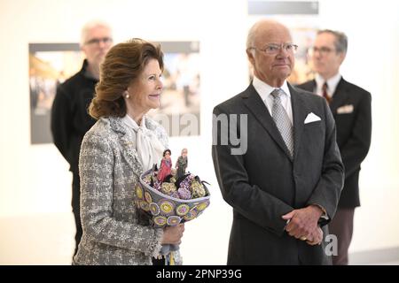 Karlskrona, Schweden. 20. April 2023. Schwedens König Carl XVI Gustaf und Königin Silvia im Blekinge Museum während des königlichen Besuchs in Blekinge County am 20. April 2023 anlässlich des 50. Jubiläums des Königs. Foto: Johan Nilsson/TT Code 50090 Kredit: TT News Agency/Alamy Live News Stockfoto