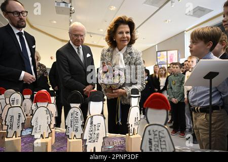 Karlskrona, Schweden. 20. April 2023. Schwedens König Carl XVI Gustaf und Königin Silvia im Blekinge Museum während des königlichen Besuchs in Blekinge County am 20. April 2023 anlässlich des 50. Jubiläums des Königs. Foto: Johan Nilsson/TT Code 50090 Kredit: TT News Agency/Alamy Live News Stockfoto