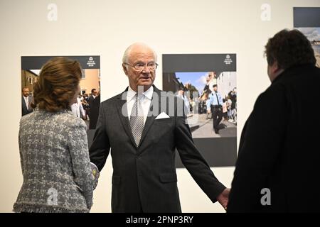 Karlskrona, Schweden. 20. April 2023. Schwedens König Carl XVI Gustaf und Königin Silvia im Blekinge Museum während des königlichen Besuchs in Blekinge County am 20. April 2023 anlässlich des 50. Jubiläums des Königs. Foto: Johan Nilsson/TT Code 50090 Kredit: TT News Agency/Alamy Live News Stockfoto