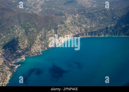 Camogli Dorf im Naturpark Portofino, Ligurien, Italien. Luftaufnahme aus dem Flugzeug vor der Landung in Genua Stockfoto