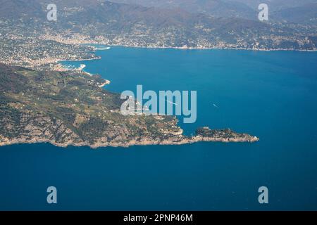 Der Naturpark Portofino, Ligurien, Italien. Luftaufnahme aus dem Flugzeug vor der Landung in Genua Stockfoto