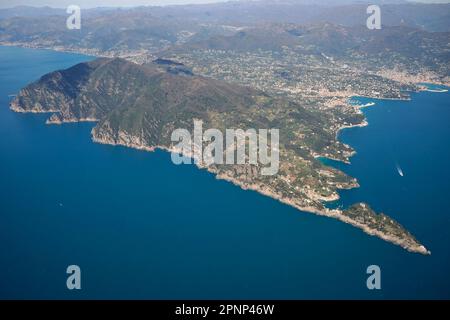 Der Naturpark Portofino, Ligurien, Italien. Luftaufnahme aus dem Flugzeug vor der Landung in Genua Stockfoto