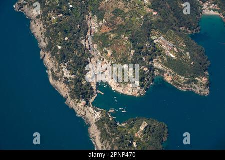 Der Naturpark Portofino, Ligurien, Italien. Luftaufnahme aus dem Flugzeug vor der Landung in Genua Stockfoto