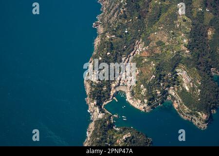 Der Naturpark Portofino, Ligurien, Italien. Luftaufnahme aus dem Flugzeug vor der Landung in Genua Stockfoto