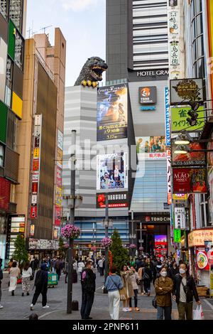 Godzilla Street in Shinjuku Tokyo, überfülltes Stadtviertel und Hotelviertel, Tokio, Japan Stockfoto