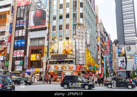Shinjuku Tokyo April 2023, Hotel Gracery und Godzilla Statue, Neonlichter und Schilder, Shinjuku Tokyo, Japan Stockfoto
