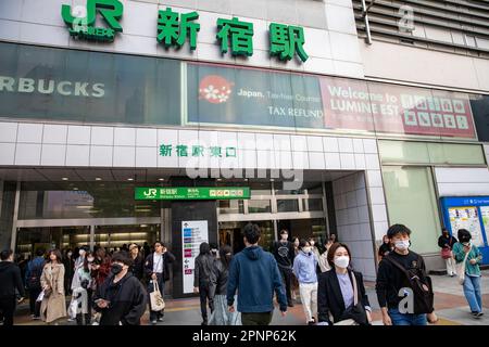 Tokio 2023. April, Passagiere und Pendler am Bahnhof Shinjuku im Zentrum von Tokio, Japan, Asien mit koviden Gesichtsmasken Stockfoto