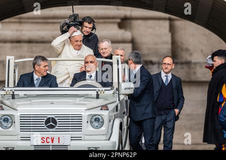 Vatikanstadt, Vatikan. 19. April 2023. Papst Franziskus kommt in St. Petersplatz für sein traditionelles Hauptpublikum am Mittwoch in der Vatikanstadt. Kredit: SOPA Images Limited/Alamy Live News Stockfoto