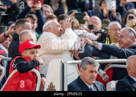 Vatikanstadt, Vatikan. 19. April 2023. Papst Franziskus begrüßt und segnet ein Kind während seiner traditionellen Mittwoch-Generalaudienz in St. Petersplatz in der Vatikanstadt. Kredit: SOPA Images Limited/Alamy Live News Stockfoto