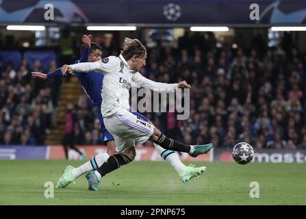 Luka Modric von Real Madrid hat trotz der Aufmerksamkeit von Thiago Silva von Chelsea während des Fußballspiels Chelsea gegen Real Madrid, UEFA-Champions, eine Chance Stockfoto