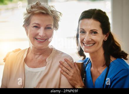 Shell, kümmere dich gut um sie. Porträt einer lächelnden Seniorin und einer Krankenschwester in betreuten Wohneinrichtungen. Stockfoto