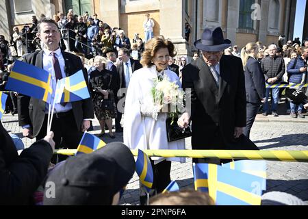 Karlskrona, Schweden. 20. April 2023. Schwedens König Carl XVI Gustaf und Königin Silvia in Karlskrona während des königlichen Besuchs in Blekinge County am 20. April 2023 anlässlich des 50. Jubiläums des Königs HM. Foto: Johan Nilsson/TT Code 50090 Kredit: TT News Agency/Alamy Live News Stockfoto