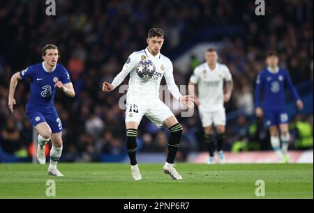 Federico Valverde von Real Madrid und Conor Gallagher von Chelsea während des Fußballspiels Chelsea gegen Real Madrid, UEFA Champions League, Viertelfinale Le Stockfoto