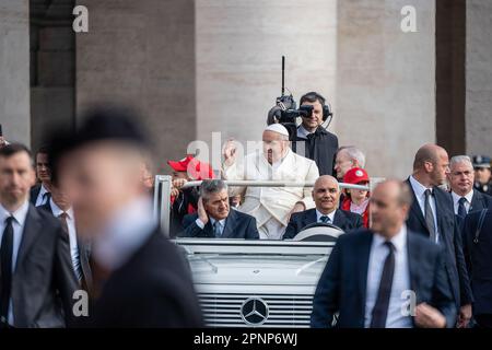 Vatikanstadt, Vatikan. 19. April 2023. Papst Franziskus kommt in St. Petersplatz für sein traditionelles Hauptpublikum am Mittwoch in der Vatikanstadt. (Foto: Stefano Costantino/SOPA Images/Sipa USA) Guthaben: SIPA USA/Alamy Live News Stockfoto