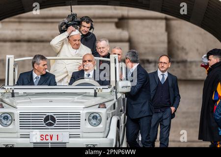 Vatikanstadt, Vatikan. 19. April 2023. Papst Franziskus kommt in St. Petersplatz für sein traditionelles Hauptpublikum am Mittwoch in der Vatikanstadt. (Foto: Stefano Costantino/SOPA Images/Sipa USA) Guthaben: SIPA USA/Alamy Live News Stockfoto