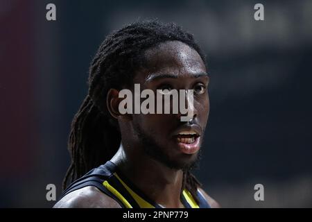 Belgrad, Serbien, 13. April 2023. Johnathan Motley von Fenerbahce Beko Istanbul reagiert während des EuroLeague-Spiels der Turkish Airlines 2022/2023 zwischen Crvena Zvezda mts Belgrad und Fenerbahce Beko Istanbul in der Halle Aleksandar Nikolic in Belgrad, Serbien. 13. April 2023. Kredit: Nikola Krstic/Alamy Stockfoto