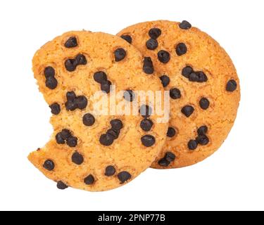Isolierte Clipping-Pfad der gestanzten dunklen Schokolade Chip Cookies Stück Stapel und Krümel auf weißem Hintergrund von Nahaufnahme leckere Bäckerei Bio hausgemachte Amer Stockfoto