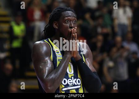 Belgrad, Serbien, 13. April 2023. Johnathan Motley von Fenerbahce Beko Istanbul reagiert während des EuroLeague-Spiels der Turkish Airlines 2022/2023 zwischen Crvena Zvezda mts Belgrad und Fenerbahce Beko Istanbul in der Halle Aleksandar Nikolic in Belgrad, Serbien. 13. April 2023. Kredit: Nikola Krstic/Alamy Stockfoto