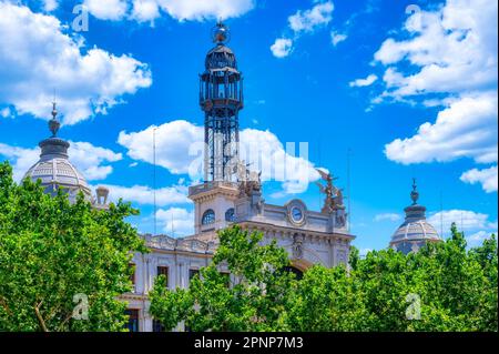 Valencia, Spanien - 17. Juli 2022: Außenarchitektur des Postbürogebäudes Stockfoto
