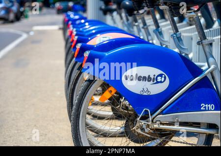 Valencia, Spanien - 17. Juli 2022: Valenbi-Fahrräder auf dem Parkplatz Stockfoto