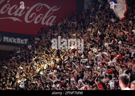 Belgrad, Serbien, 13. April 2023. Die Fans von Crvena Zvezda mts Belgrad jubeln beim EuroLeague-Spiel der Turkish Airlines 2022/2023 zwischen Crvena Zvezda mts Belgrad und Fenerbahce Beko Istanbul in der Aleksandar Nikolic Hall in Belgrad, Serbien. 13. April 2023. Kredit: Nikola Krstic/Alamy Stockfoto