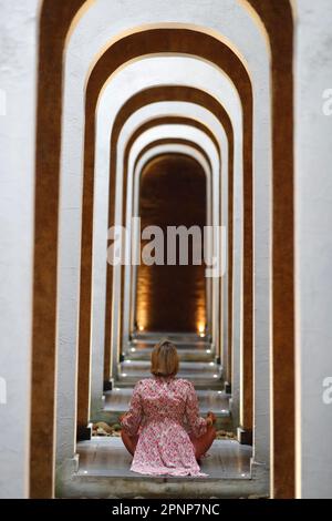 Buddhistische Frau, die Yoga in Atmosphäre praktiziert, um zu heilen, zu meditieren und sich zu entspannen. Vietnam. Stockfoto