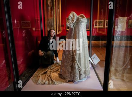 ANMERKUNG: Bilder dürfen nur für Nachrichtenredaktionelle verwendet werden, nur in Verbindung mit der Ausstellung Style & Society: Dressing the Georgians in the Queen's Gallery, Buckingham Palace. Anna Reynolds, Ausstellungskuratorin, passt das früheste noch existierende britische königliche Hochzeitskleid an, das Prinzessin Charlotte von Wales bei ihrer Hochzeit von Prinz Leopold von Cobourg im Jahr 1816 trug und während der Vorschau von The Style & Society: Dressing the Georgians in der Queen's Gallery, Buckingham Palace in London, ausgestellt wird. Die Ausstellung soll „das Leben im 18. Jahrhundert durch die Mode des Tages wiederbeleben“. Stockfoto