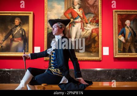 ANMERKUNG: Bilder dürfen nur für Nachrichtenredaktionelle verwendet werden, nur in Verbindung mit der Ausstellung Style & Society: Dressing the Georgians in the Queen's Gallery, Buckingham Palace. Der historische Schneider Zack Pinsent besucht die Vorschau der Ausstellung „The Style & Society: Dressing the Georgians“ in der Queen's Gallery, Buckingham Palace in London. Die Ausstellung soll „das Leben im 18. Jahrhundert durch die Mode des Tages wiederbeleben“. Besucher der Ausstellung können das früheste noch erhaltene britische königliche Hochzeitskleid sehen, das 1816 von Prinzessin Charlotte von Wales getragen wurde. Datum des Fotos: Donnerstag Stockfoto