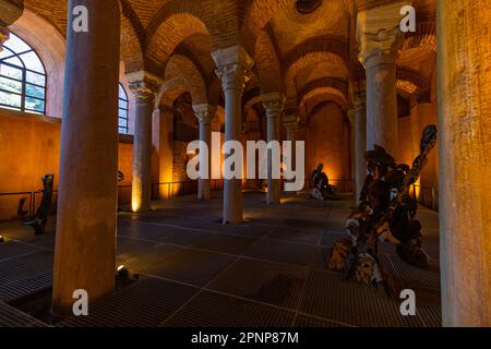 Gulhane Zisterne im Gulhane Park. Hintergrundfoto für Reisen nach Istanbul. Istanbul Turkiye - 3.30.2023 Stockfoto