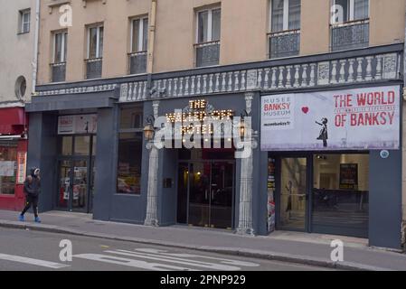 The World of Banksy & Walled Off Hotel, Dauerausstellung & Galerie des weltberühmten Graffiti-Straßenkünstlers, in Monmarte, Paris, Frankreich, Januar 2023 Stockfoto