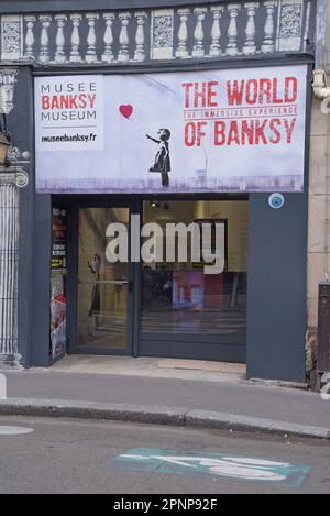 The World of Banksy Dauerausstellung & Galerie des weltberühmten Graffiti-Straßenkünstlers, in Monmarte, Paris, Frankreich, Januar 2023 Stockfoto