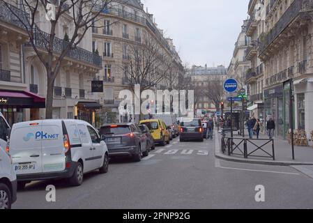 Autos stehen im Rush Hour-Verkehr in Paris in Schlange, das seit Januar 23 aktive Reisen fördert, um den Verkehr aus der Stadt zu entfernen und die CO2-Emissionen zu senken Stockfoto