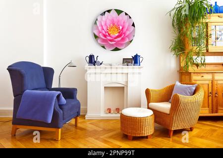 Außergewöhnliches Dekorationskonzept: Farbenfrohes, aber gemütliches Wohnzimmer mit maßgeschneidertem runden Blumenfoto auf Leinwand, Holz, Hartfaser oder Metall. Stockfoto