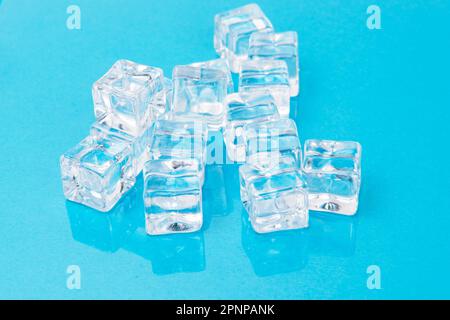 Eiswürfel auf blauem Hintergrund, Eiswürfel auf hellblauem Hintergrund, flach liegend, Draufsicht Stockfoto