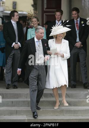 Ein Foto des Prinzen von Wales mit seiner neuen Frau Camilla, der Herzogin von Cornwall, vom 9.4/2005. An ihrem Hochzeitstag. Der Sohn der Königlichen Gemahlin hat sich bei Behauptungen zurückgeschlagen, dass Camilla ein „Endspiel“ gespielt hat, um Königin zu werden, und sagte, dass sie „gerade die Person geheiratet hat, die sie liebte“. Tom Parker Bowles, der im News Agents Podcast sprach, bestand darauf: „Ich denke, dass Veränderungen passieren, aber es ist mir egal, was jemand sagt – das war keine Art Endspiel.“ Ausgabedatum: Donnerstag, 20. April 2023. Stockfoto