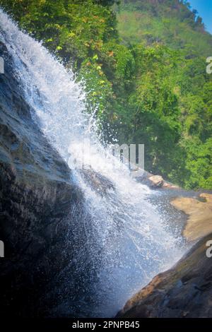 Ein atemberaubender Blick aus einem hohen Winkel auf einen majestätischen Wasserfall, der eine felsige Klippe hinunterragt Stockfoto