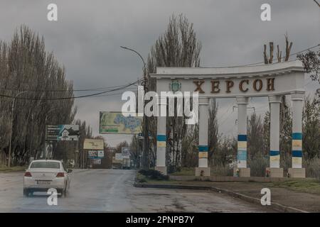 Kherson, Ukraine. 19. April 2023. Blick auf den Eingang des Denkmals in Kherson. Obwohl die ukrainischen Streitkräfte russische Truppen aus der Stadt verdrängten und während der Befreiung Mitte November Jubelszenen auslösten, zogen sich die russischen Streitkräfte nur über den Fluss Dnipro zurück und schossen Kherson täglich weiter. Kredit: SOPA Images Limited/Alamy Live News Stockfoto