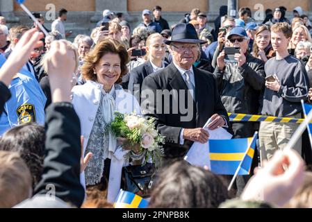 Karlskrona, Schweden. 20. April 2023. Schwedens König Carl XVI Gustaf und Königin Silvia in Karlskrona während des königlichen Besuchs in Blekinge County am 20. April 2023 anlässlich des 50. Jubiläums des Königs HM. Foto: Johan Nilsson/TT Code 50090 Kredit: TT News Agency/Alamy Live News Stockfoto