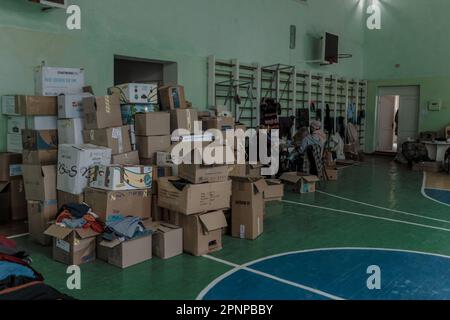 Kherson, Ukraine. 19. April 2023. Kisten mit humanitärer Hilfe, die im Unterschlupf in Kherson gesehen wurden. Obwohl die ukrainischen Streitkräfte russische Truppen aus der Stadt verdrängten und während der Befreiung Mitte November Jubelszenen auslösten, zogen sich die russischen Streitkräfte nur über den Fluss Dnipro zurück und schossen Kherson täglich weiter. Kredit: SOPA Images Limited/Alamy Live News Stockfoto