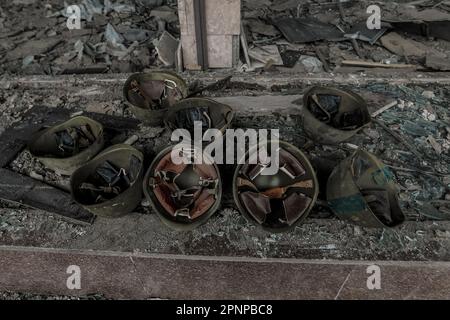 Kherson, Ukraine. 19. April 2023. Russische Helme am Eingang zum internationalen Flughafen Kherson. Obwohl die ukrainischen Streitkräfte russische Truppen aus der Stadt verdrängten und während der Befreiung Mitte November Jubelszenen auslösten, zogen sich die russischen Streitkräfte nur über den Fluss Dnipro zurück und schossen Kherson täglich weiter. Kredit: SOPA Images Limited/Alamy Live News Stockfoto