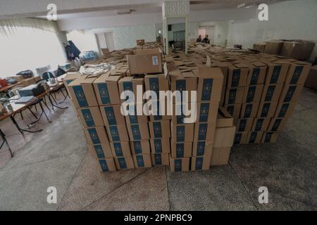 Kherson, Ukraine. 19. April 2023. Lebensmittelboxen für humanitäre Zwecke im Unterschlupf in Kherson. Obwohl die ukrainischen Streitkräfte russische Truppen aus der Stadt verdrängten und während der Befreiung Mitte November Jubelszenen auslösten, zogen sich die russischen Streitkräfte nur über den Fluss Dnipro zurück und schossen Kherson täglich weiter. Kredit: SOPA Images Limited/Alamy Live News Stockfoto