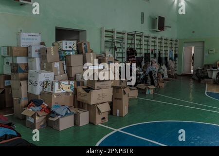 Kherson, Ukraine. 19. April 2023. Kisten mit humanitärer Hilfe, die im Unterschlupf in Kherson gesehen wurden. Obwohl die ukrainischen Streitkräfte russische Truppen aus der Stadt verdrängten und während der Befreiung Mitte November Jubelszenen auslösten, zogen sich die russischen Streitkräfte nur über den Fluss Dnipro zurück und schossen Kherson täglich weiter. (Foto: Aziz Karimov/SOPA Images/Sipa USA) Guthaben: SIPA USA/Alamy Live News Stockfoto