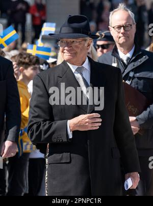 Karlskrona, Schweden. 20. April 2023. Schwedens König Carl XVI Gustaf und Königin Silvia in Karlskrona während des königlichen Besuchs in Blekinge County am 20. April 2023 anlässlich des 50. Jubiläums des Königs HM. Foto: Johan Nilsson/TT Code 50090 Kredit: TT News Agency/Alamy Live News Stockfoto