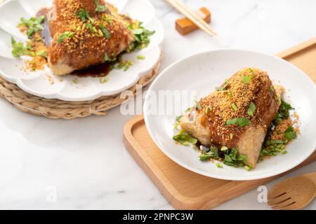 Gemüsezongzi. Vegetarischer Reisknödel für traditionelles chinesisches Duanwu Dragon Boat Festival-Essen mit klejedem Reis, Erdnüssen und Koriander. Stockfoto