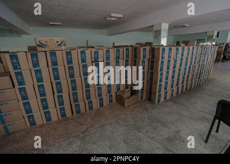 Kherson, Ukraine. 19. April 2023. Lebensmittelboxen für humanitäre Zwecke im Unterschlupf in Kherson. Obwohl die ukrainischen Streitkräfte russische Truppen aus der Stadt verdrängten und während der Befreiung Mitte November Jubelszenen auslösten, zogen sich die russischen Streitkräfte nur über den Fluss Dnipro zurück und schossen Kherson täglich weiter. (Foto: Aziz Karimov/SOPA Images/Sipa USA) Guthaben: SIPA USA/Alamy Live News Stockfoto