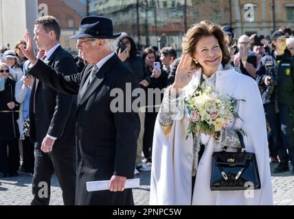 Karlskrona, Schweden. 20. April 2023. Schwedens König Carl XVI Gustaf und Königin Silvia in Karlskrona während des königlichen Besuchs in Blekinge County am 20. April 2023 anlässlich des 50. Jubiläums des Königs HM. Foto: Johan Nilsson/TT Code 50090 Kredit: TT News Agency/Alamy Live News Stockfoto