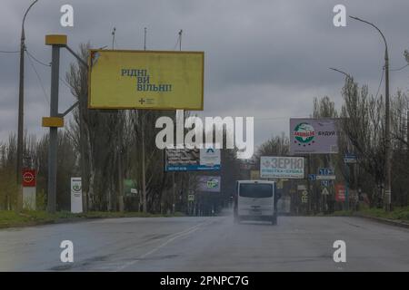 Kherson, Ukraine. 19. April 2023. Ein Banner mit der Aufschrift „People you are free“, das entlang der Hauptstraße in Kherson, Ukraine, zu sehen ist. Obwohl die ukrainischen Streitkräfte russische Truppen aus der Stadt verdrängten und während der Befreiung Mitte November Jubelszenen auslösten, zogen sich die russischen Streitkräfte nur über den Fluss Dnipro zurück und schossen Kherson täglich weiter. (Foto: Aziz Karimov/SOPA Images/Sipa USA) Guthaben: SIPA USA/Alamy Live News Stockfoto