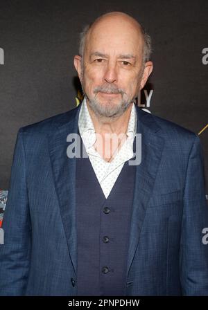 HOLLYWOOD, Kalifornien - 19. APRIL: Richard Schiff bei der Eröffnungsnacht des 23. International Beverly Hills Film Festival in den TCL Chinese 6 Theatres in Hollywood, Kalifornien, am 18. April 2023. Kredit: Faye Sadou/MediaPunch Stockfoto